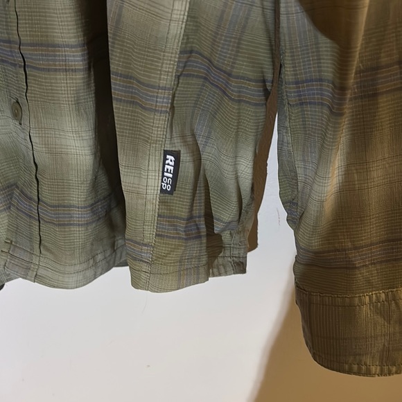 REI Green Lightweight Shirt with Plaid Pattern - Picture 3 of 6
